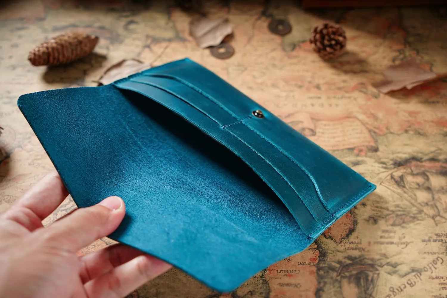 HIFA Leather Wallet Women, Purses for Women - Soft Touch Rustic Leather, Retro Style, 4 Card Pockets with Cash Slot, Compact Convenience and Ideal Gift - Wallets for Women, Womens Wallet