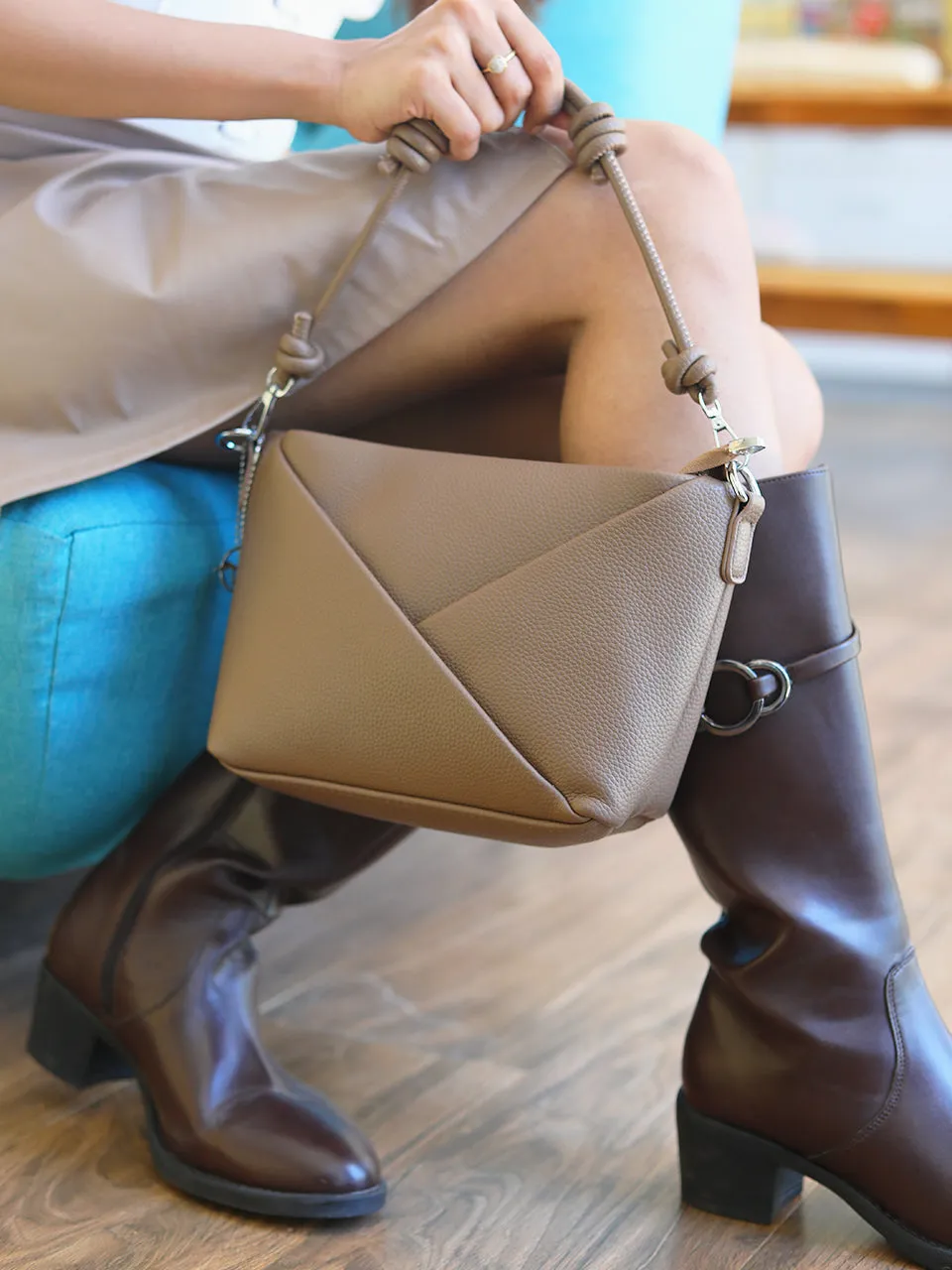 Slingvelope Beige Sling Bag