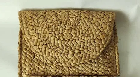 Summer Mini Straw Clutch: Embrace the Season in Style!