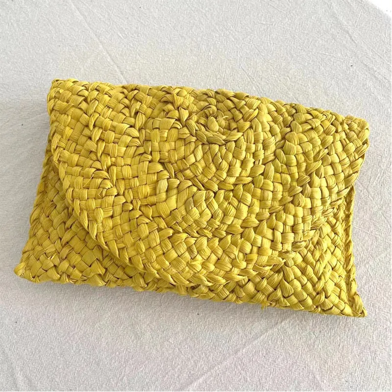 Summer Mini Straw Clutch: Embrace the Season in Style!
