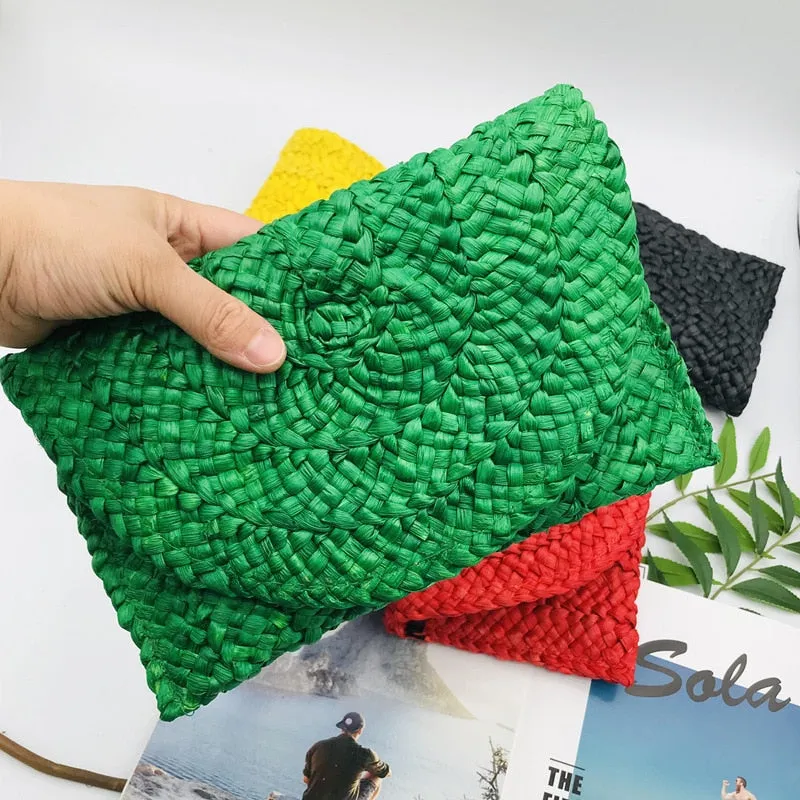 Summer Mini Straw Clutch: Embrace the Season in Style!